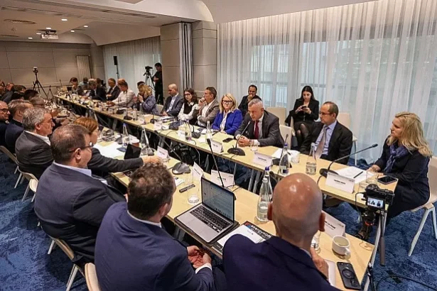 dincolo de evidente de ce e nevoie ca traderii si factorii de decizie sa vorbeasca aceeasi limba 68eccd6a7203e