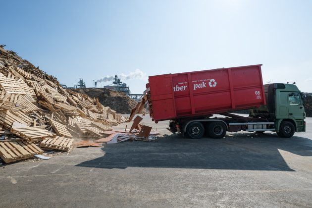 EGGER România a realizat o performanță impresionantă: peste 1 milion de tone de deșeuri de lemn recuperate prin sistemul său de reciclare 1 egger romania a atins pragul de 1 milion de tone de deseuri de lemn colectate prin reteaua proprie de reciclare 69025763037fa