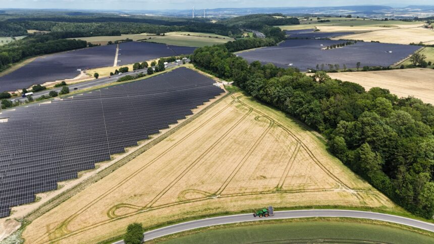 Compania clujeană Parapet colaborează cu Kreutzpointner Energy pentru montarea a 112 MWp de panouri solare în Germania 1 firma clujeana parapet si kreutzpointner energy instaleaza 112 mwp in domeniul fotovoltaic in germania 68e4f9215bbec