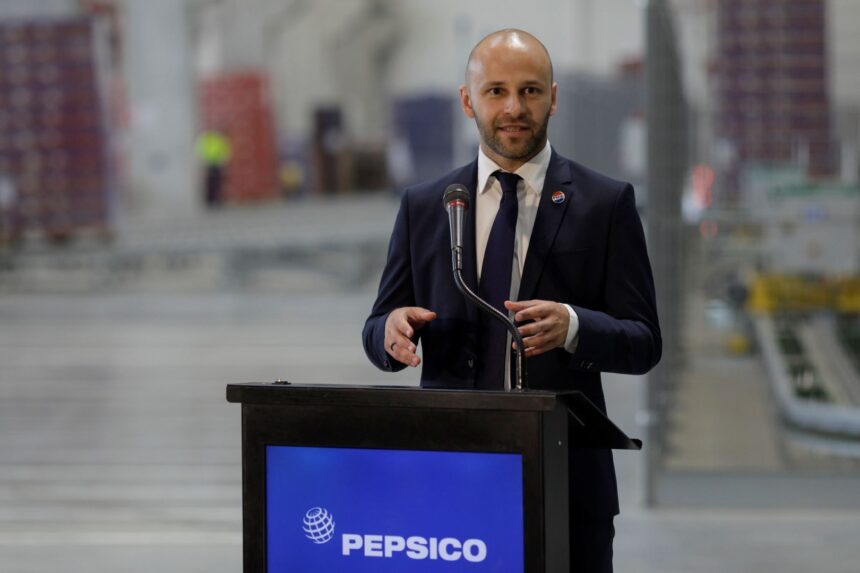 PepsiCo deschide o nouă linie de îmbuteliere în România, investind 8,5 milioane de dolari în fabrica de la Dragomirești 1 gigantul pepsico inaugureaza o noua investitie in romania o linie de imbuteliere doze la fabrica de bauturi din dragomiresti valoarea investitiei se ridica la 85 milioane de dolari 68ee129ae1740