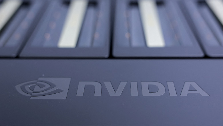 Nvidia stabilește un nou record, atingând o valoare de piață impresionantă de 5.000 de miliarde de dolari 1 nvidia a devenit prima companie din lume care a depasit capitalizarea bursiera de 5 000 de miliarde de dolari 690325aa4fdaf