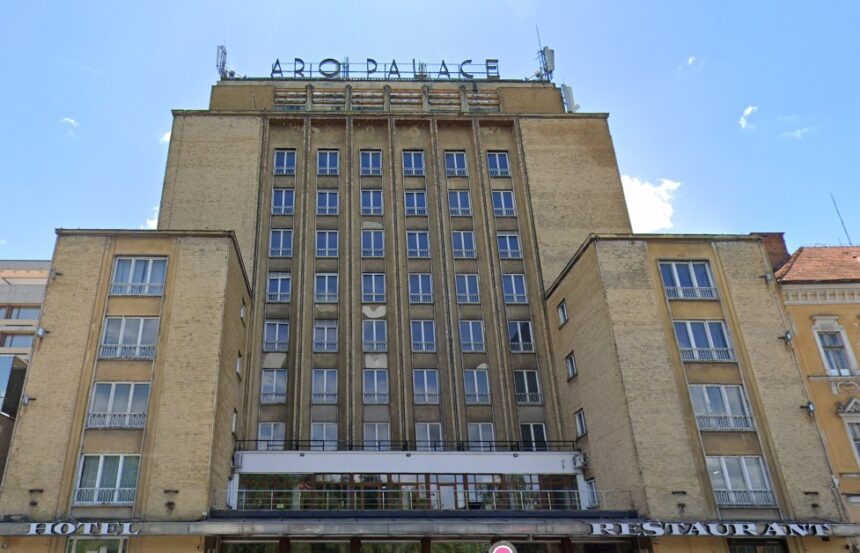 Un renumit hotel din Brașov devine Hyatt Regency printr-o investiție de peste 30 de milioane de euro 1 un celebru hotel din brasov se transforma in hyatt regency investitia depaseste 30 de milioane de euro 68f8ba7edf121