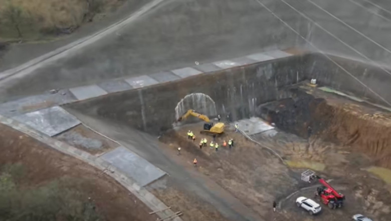S-au demarat lucrările la tunelul Robești de pe A1 Sibiu-Pitești, care se va întinde pe 900 de metri. Detalii despre săpăturile din munte 1 video au inceput lucrarile la tunelul robesti de pe a1 sibiu pitesti care va avea 900 de metri lungime imagini cu sapaturile in munte 68e647d4c133f