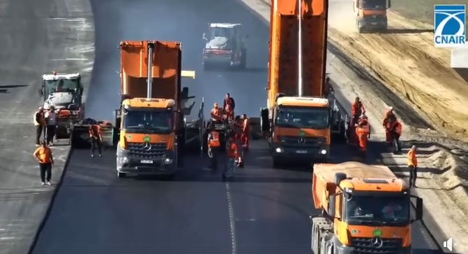 video autostrada a7 focsani bacau umb a asternut asfalt pe 30 din cei 36 de kilometri ai lotului 1 68e019bc77e6b
