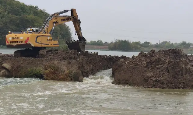 Autostrada A0 din București: UMB se luptă cu furia naturii în jurul lacului Cernica 1 video autostrada bucurestiului a0 umb contra furtunii dezlantuite in zona lacului cernica 68e5358f3e609