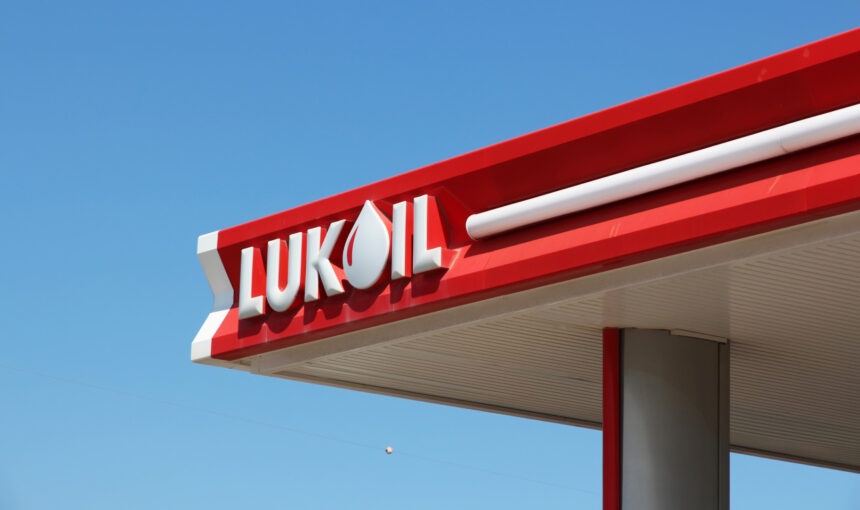 Carlyle, titanul american al investițiilor, își îndreaptă atenția către activele Lukoil, după ce a pătruns pe piața românească prin extracția gazelor din Marea Neagră 1 breaking gigantul de american investitii carlyle deja prezent in romania cu extractie de gaze la marea neagra este interesat de activele lukoil 6916cfd168dff