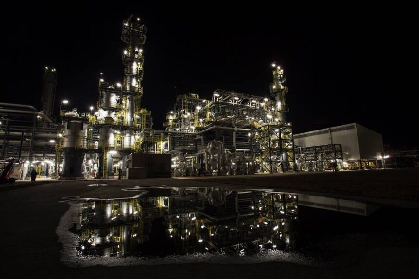 De ce este atât de ridicat prețul carburanților și cum ar putea să crească și mai mult? O provocare internațională care influențează și țara noastră 1 de ce sunt scumpi carburantii si ar putea fi si mai scumpi o problema globala care afecteaza si romania 691ec00e4856d