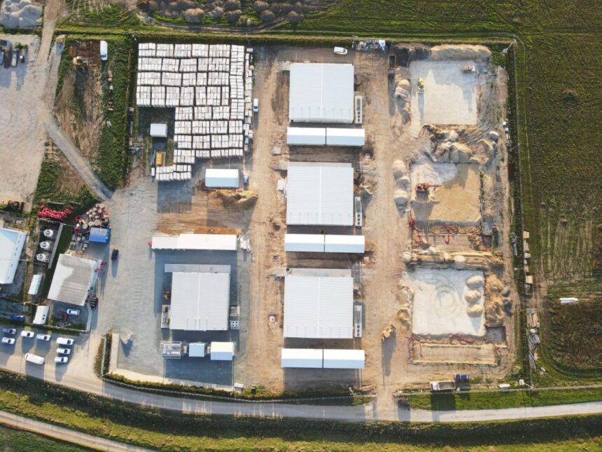 gigantul monsson detinut de regele eolienelor emanuel muntmark instaleaza in romania si europa baterii produse de prime batteries langa bucuresti 6914402c19666