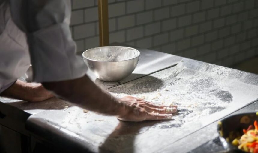 Românii cu dare de mână adoptă o tendință inedită: angajarea bucătarilor asiatici pentru a transforma casa în restaurant de lux – agenție de recrutare 1 noua moda a romanilor instariti isi aduc bucatari profesionisti din asia care le transforma bucataria in restaurant privat agentie de recrutare 690887c34757a