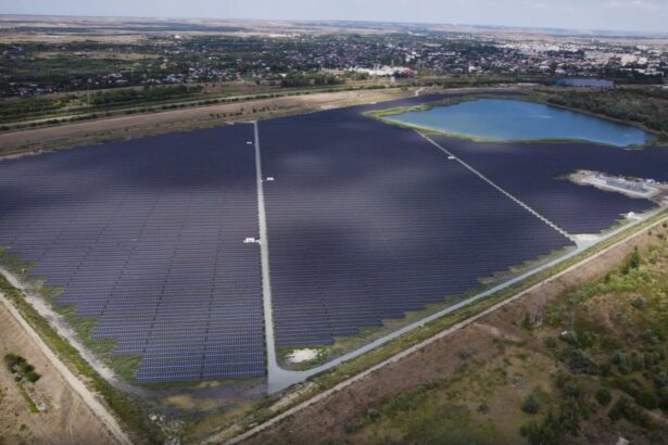 premiera in romania cel mai mare parc fotovoltaic construit pe un teren degradat unde a fost inaugurat si cine l a facut 691efd0468c93