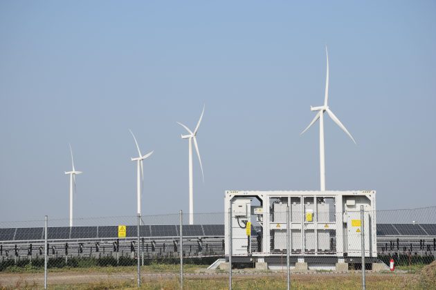 Specialiștii în energie regenerabilă atrag atenția: licitațiile pentru racordare riscă să întârzie conectarea noilor capacități cu până la trei ani 1 regenerabilii avetizeaza ca racordarea la retea prin licitatie va bloca procesul de conectare a noilor capacitati si cer amanarea cu pana la trei a debutului licitatiilor 6915bdcade2dc