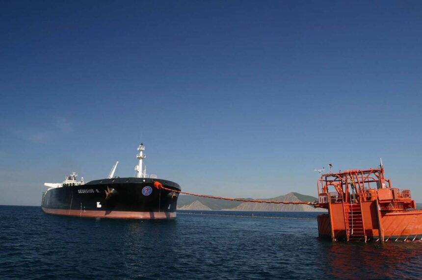 Terminalul petrolier din Rusia, sursă de țiței pentru România, atacat din nou de ucraineni, încărcările suspendate și prețurile sub presiune 1 terminalul petrolier rusesc din care pleaca titei inclusiv spre romania a fost lovit iar de ucraineni iar incarcarea petrolierelor a fost oprita presiune pe preturi 692c06778b402