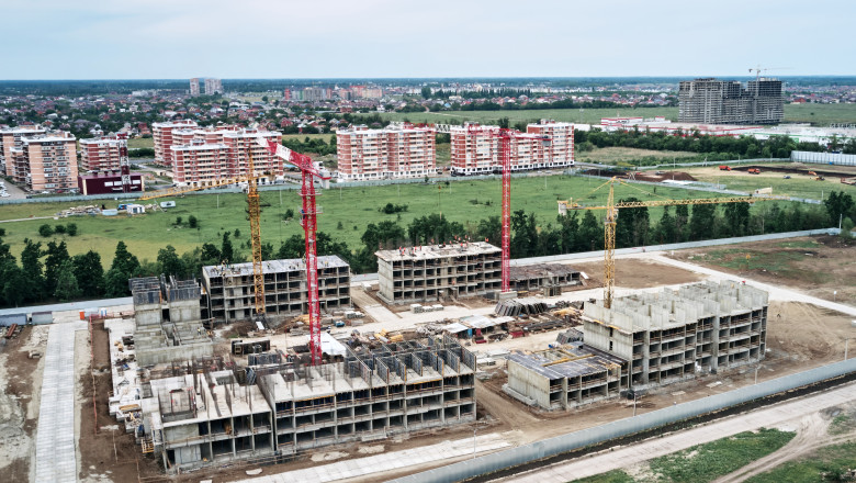 volumul lucrarilor de constructii a crescut cu 9 in 2025 se repara mult dar proiectele noi stagneaza si preturile locuintelor urca 691f01b381716