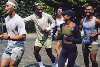 lululemon celebrul brand canadian de imbracaminte si incaltaminte sport intra pe piata din romania 6943ee09b23c3