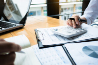 un singur director din subordinea ministerului economiei si a redus salariul ministru unii ar sta neplatiti ii intereseaza afacerile 69438bc43b89f