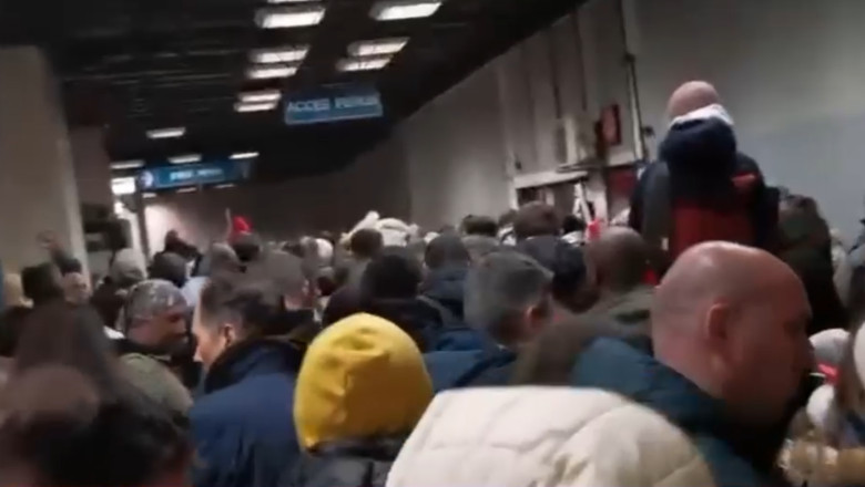 Haos pe metroul din București după parada de 1 Decembrie: un călător a avut nevoie de ajutor 1 video aglomeratie la metroul din bucuresti dupa parada de 1 decembrie unui calator i s a facut rau 692daebacf41b