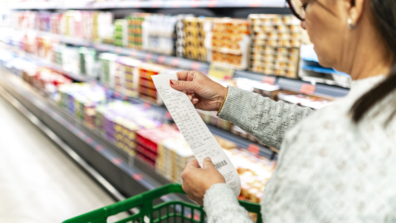 De Sărbători, românii uită de cheltuieli: cât investește, în medie, o familie în decembrie și ce înseamnă „Cumperi ce îți permiți” 1 video de sarbatori romanii nu prea se uita la bani cat ajunge sa cheltuie in medie o familie in luna decembrie cumperi ce iti permiti 693fcd84a229e