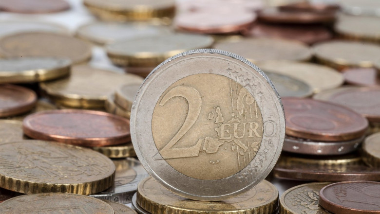 Prognoze sumbre: euro ar putea atinge 5,2 lei în 2026, avertizările economiștilor privind impozitul minim pe cifra de afaceri 1 video estimari pesimiste euro ar putea ajunge la 52 lei in 2026 avertismentul economistilor privind impozitul minim pe cifra de afaceri 6943d2398df15