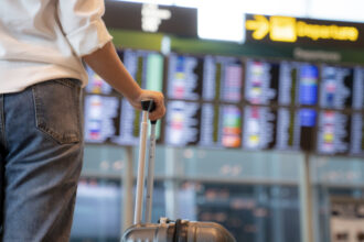 video romanii calatoresc tot mai mult cu avionul record de pasageri in 2025 pe aeroporturi inainte ne chinuiam pe la microbuze 693f32c3a1647