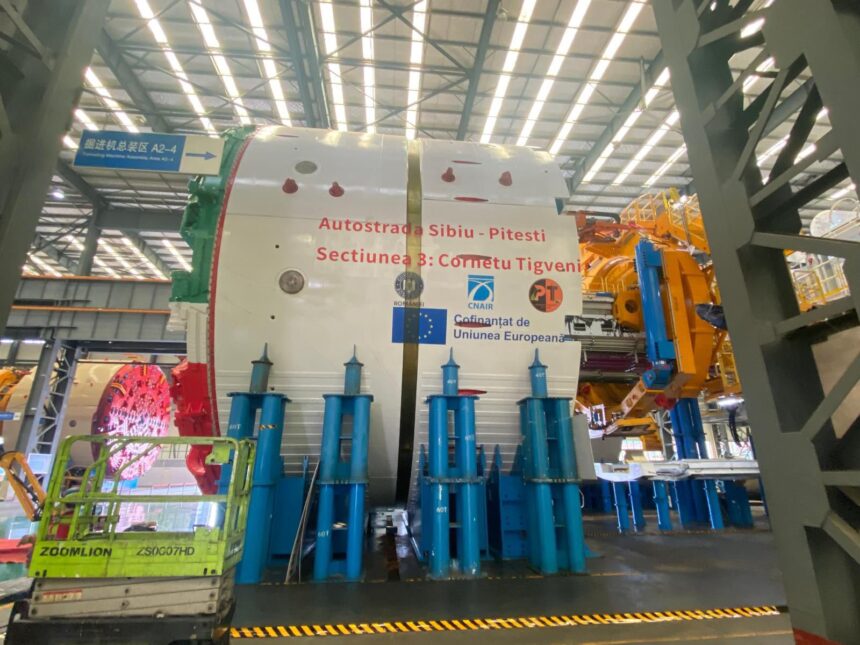 Autostrada A1 Sibiu – Pitești: Gigantul care va crea cel mai lung tunel a ajuns în portul Constanța. Aproape 100 de transporturi sunt planificate pentru relocarea sa 1 autostrada a1 sibiu pitesti cartita care va sapa cel mai lung tunel a ajuns in portul constanta vor fi necesare aproape 100 de transporturi pentru mutarea sa foto 696545fbebd99