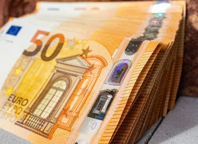 Se transformă cu adevărat banii? Comentariul unui oficial de rang înalt din Europa 1 chiar se schimba banii declaratia unui inalt oficial din europa 697b5a9bd6b8e