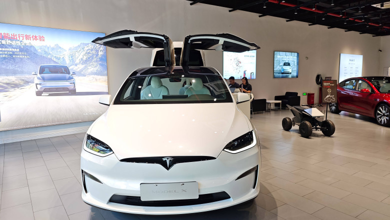 Elon Musk dezvăluie că Tesla va renunța la cele mai luxoase modele, dar își va intensifica investițiile în roboții Optimus 1 elon musk a anuntat ca tesla nu va mai produce cele mai scumpe modele ale sale compania isi dubleaza investitiile in roboti optimus 697b2315d85d2