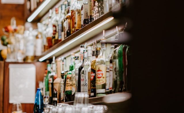 Producătorii de băuturi spirtoase denunță dispariția a 7 milioane de sticle în 2025 din cauza impozitelor guvernamentale 1 patronatul producatorilor de bauturi alcoolice acuza guvernul ca a facut sa dispara 7 milioane de sticle de bauturi spirtoase in 2025 ca urmare a taxelor impuse 697a2b08e01dc