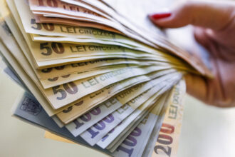 peste 404 000 de romani beneficiau de pensii si indemnizatii speciale in noiembrie 2025 cine sunt beneficiarii si ce sume primesc 69565507c77a1