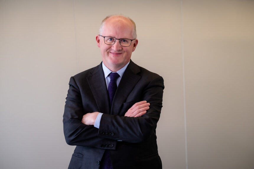 Philip Lane (BCE): Euro își va consolida prezența în portofoliile investitorilor ca urmare a schimbărilor de politică generate de Trump 1 philip lane bce euro va avea un rol mai important in portofoliile investitorilor dupa ce politicile lui trump i au determinat sa si regandeasca detinerile in dolari 697d2ce51dba3