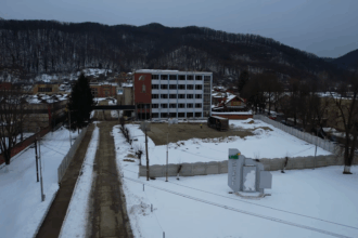 umbrarescu readuce treptat la viata combinatul otelu rosu una dintre cele mai vechi fabrici din romania a ajuns la casa alba fosta cladire administrativa video 6973e6b904b49