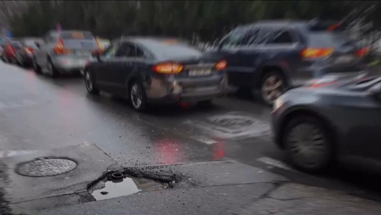 video bucurestiul plin de gropi si strazi distruse mai bine asfaltam o data la 2 3 ani si dam din start un pret semnificativ mai bun 697903dd5fc33