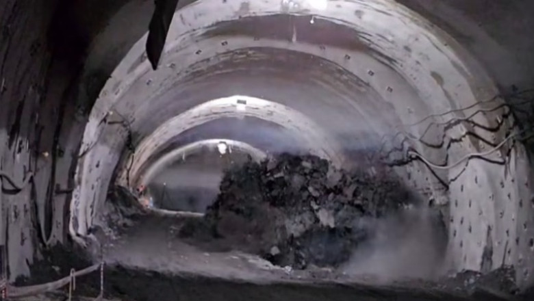 Săpături impresionante pe șantierul autostrăzii A1 Sibiu-Pitești: proiectul avansează în ciuda condițiilor meteo dificile 1 video imagini spectaculoase sapaturi in versant pe santierul autostrazii a1 sibiu pitesti lucrarile continua in ciuda vremii severe 696386a3a9638