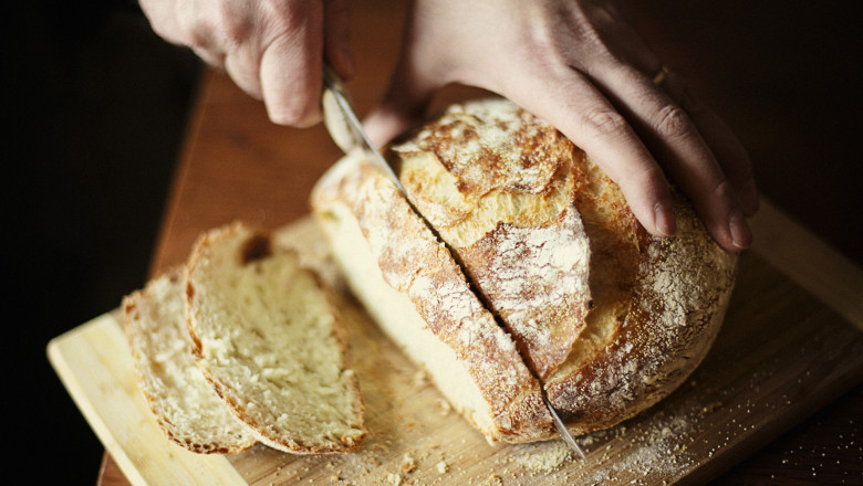 Scumpiri în lanț: Pâinea albă, nelipsită de pe masa românilor, devine tot mai greu accesibilă 1 video preturi mai mari la paine din cauza scumpirilor in lant franzela alba ramane preferata romanilor nu mi ajung banii 6976f8aae41aa