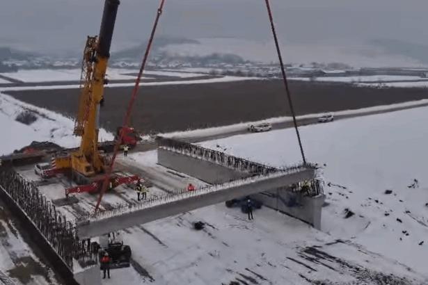 video se monteaza primele grinzi pe autostrada unirii a8 imagini cu lotul turcilor de la nurol 69736b3da565d