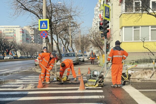 administratia strazilor bucuresti a demarat astazi lucrarile de astupare a gropilor 699ed54870c2c