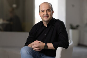 de ce raman unii angajati ani la rand in aceeasi companie intr o piata in care joburile se schimba tot mai des 6982393b29fea