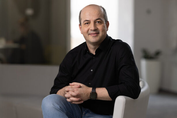 de ce raman unii angajati ani la rand in aceeasi companie intr o piata in care joburile se schimba tot mai des 6982393b29fea