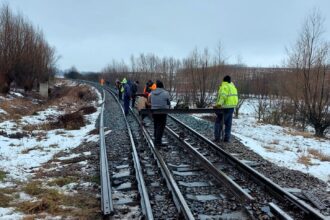 foto calea ferata ploiesti suceava vicsani se inlocuieste sina uzata pe sectia catre ucraina 699c508c6ed31