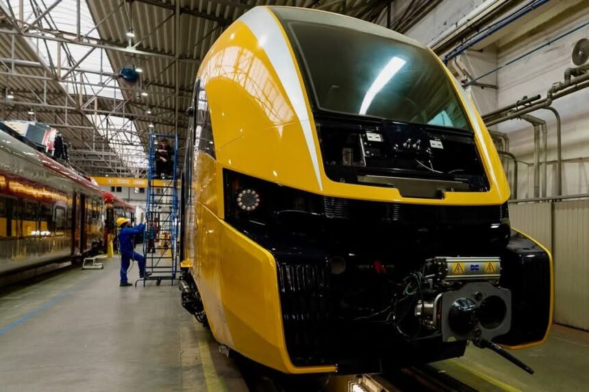 Polonia bifează o premieră: trenul care atinge viteza de 200 km/h 1 foto primul tren polonez care merge cu 200 km ora 699b1680a3503