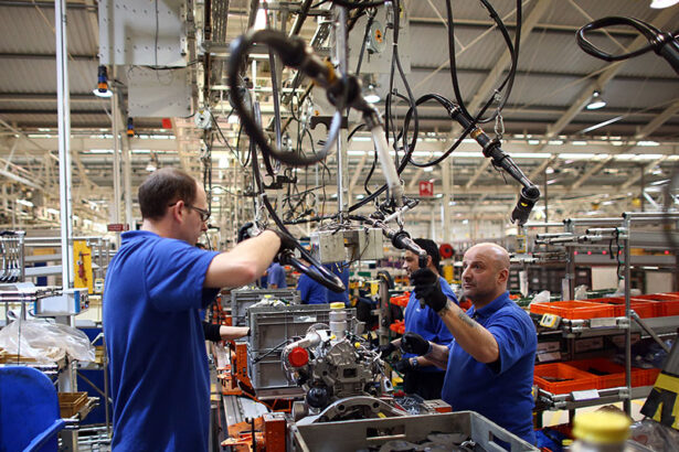 indicele pmi pentru sectorul manufacturier din romania al bcr a continuat sa scada pe fondul diminuarii numarului de comenzi noi 698109f4acbe1