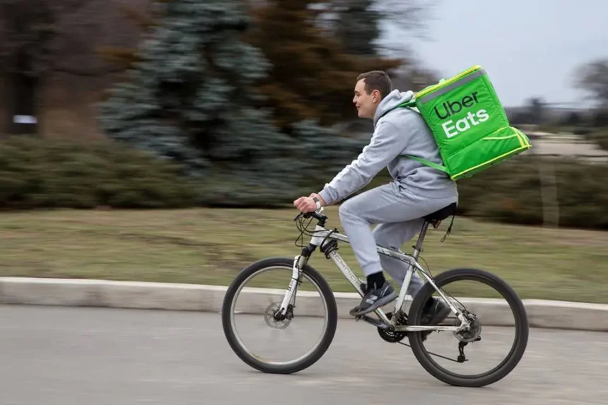 Uber își propune să readucă serviciul Uber Eats în România, la șase ani de la retragerea sa 1 uber vrea sa reintroduca serviciul uber eats in romania la 6 ani dupa ce renuntase la el 699189f4761bf