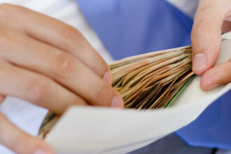 ocde avertizeaza ca munca la negru ramane extinsa in romania ce efecte au salariile in plic asupra economiei 69b90aaab25fe