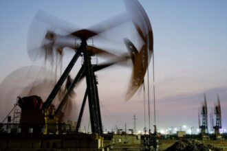 pretul petrolului a depasit 100 de dolari pe baril pentru prima data in ultimii patru ani 69ae5905894c9