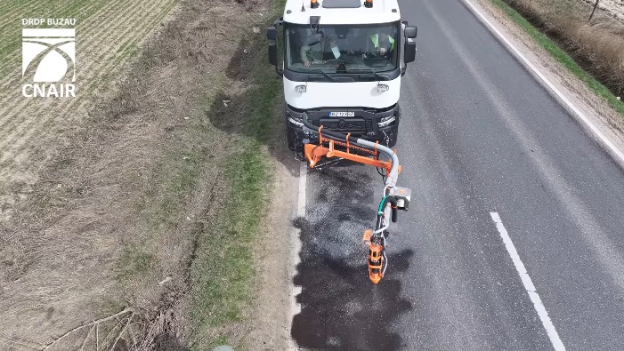 Revoluția gropilor: Supermașina care repară drumurile din România cu un singur operator, reluând rapid circulația 1 super masina de reparat gropi adusa in romania poate fi operata cu un singur om si permite reluarea imediata a traficului 69bfe9429c41d