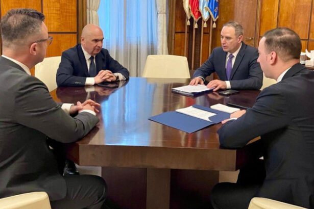 video ilie bolojan discutii cu alexandru nazare si bogdan ivan pentru reducerea preturilor la carburanti refuz sa vand solutii populiste 69bd8e36cbe0f