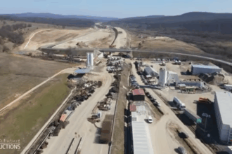 video santierul de autostrada din romania unde se lucreaza cu sase echipe inclusiv noptile si in weekend 69ad5ef9b8c02
