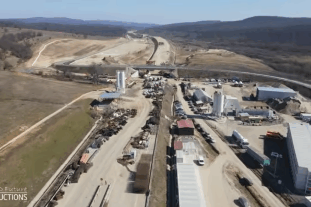 video santierul de autostrada din romania unde se lucreaza cu sase echipe inclusiv noptile si in weekend 69ad5ef9b8c02