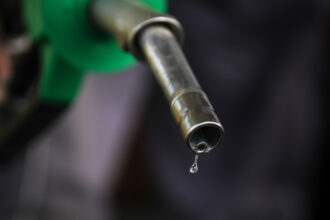 video preturile carburantilor continua sa scada in romania motorina a coborat sub 960 lei litru iar benzina se apropie de 870 lei 69da28234fe8b