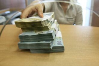 ce se intampla cu leul dupa ce a cazut guvernul bolojan curs valutar 6 mai 2026 69fad4bb27742