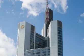 commerzbank pastreaza o atitudine de sfidare inaintea ofertei oficiale de preluare a unicredit 69f891ca36275